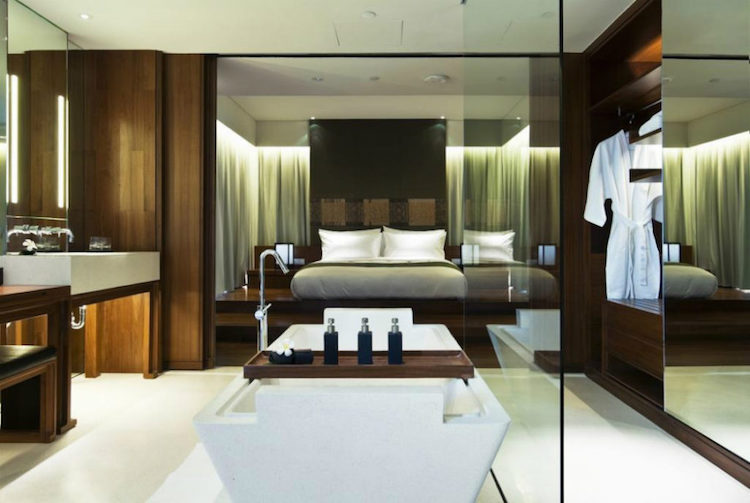 chambre-avec-salle-de-bain-baignoire-ilot-dressing-porte-miroir-hansar-bangkok-hotel