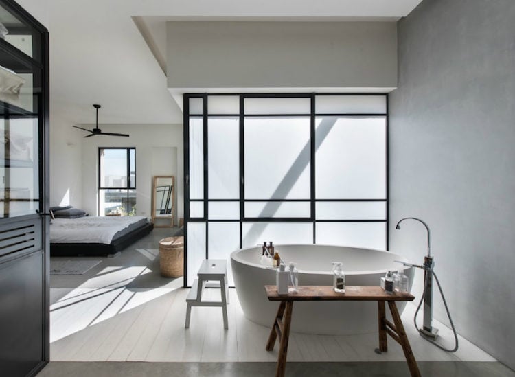 chambre-avec-salle-de-bain-baignoire-ilot-table-appoint-peinture-beton-cire-tel-aviv-neuman-hayner-architects