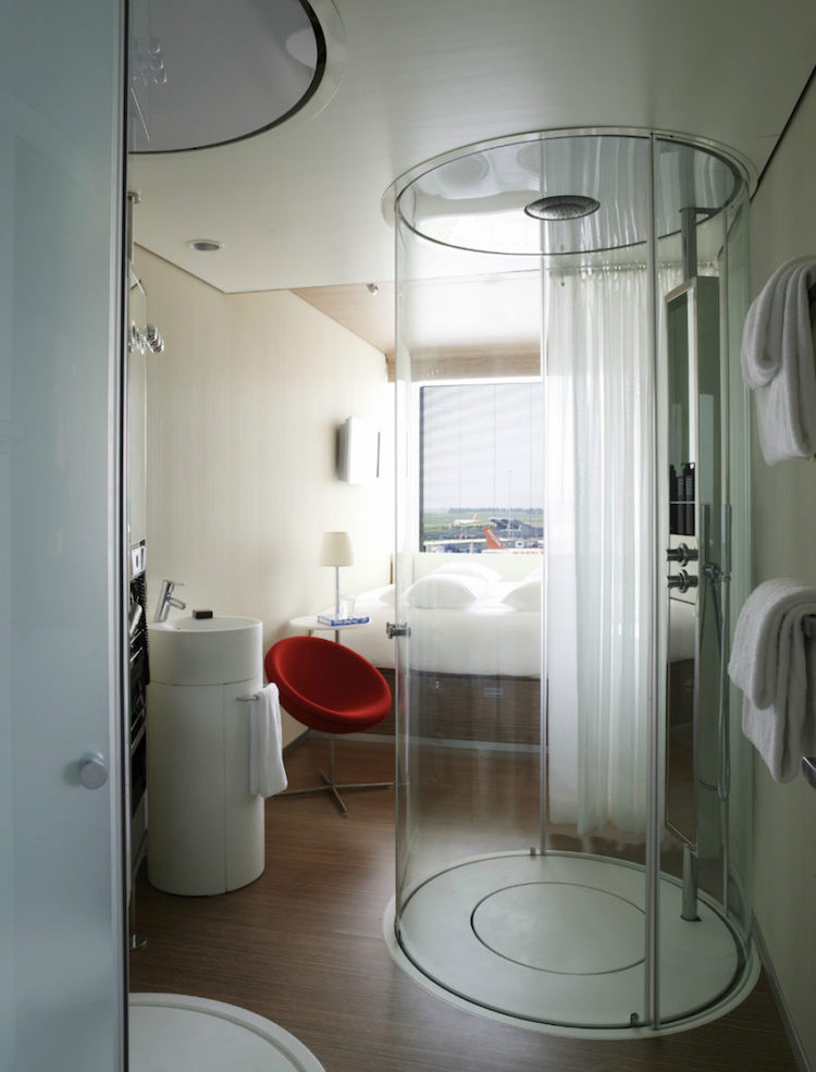 chambre-avec-salle-de-bain-cabine-douche-exclusive-citizenm-schiphol