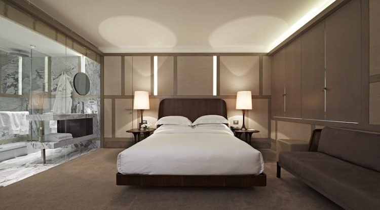 chambre-avec-salle-de-bain-carrelage-marbre-blanc-luxe-the-house-hotel-nisantasi