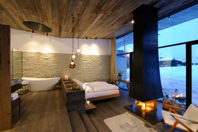 chambre-avec-salle-de-bain-deco-plafond-bois-cheminee-centrale-pierre-parement-wisergut-hotel-autriche