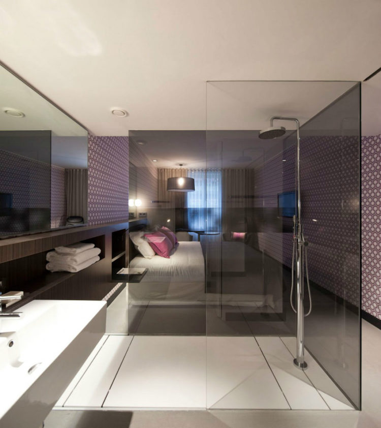 chambre-avec-salle-de-bain-douche-italienne-carrelage-moderne-paroi-douche-verre-fume-santa-marta-hotel