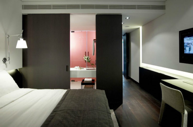 chambre-avec-salle-de-bain-dressing-porte-coulissante-bois-fonce-met-hotel-thessaloniki