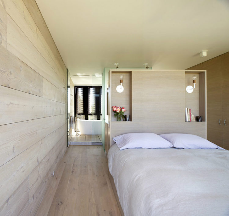 chambre-avec-salle-de-bain-lambris-mural-bois-tete-lit-rangement