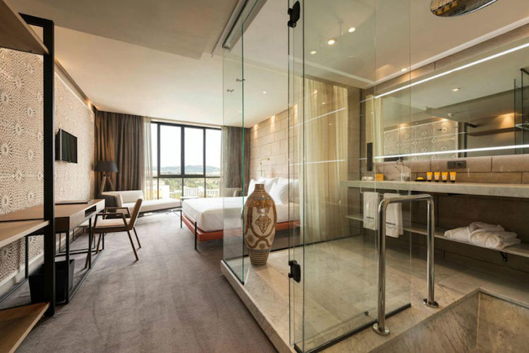 chambre-avec-salle-de-bain-luxe-parois-verre-carrelage-imitation-pierre-hotel-sahrai-morocco