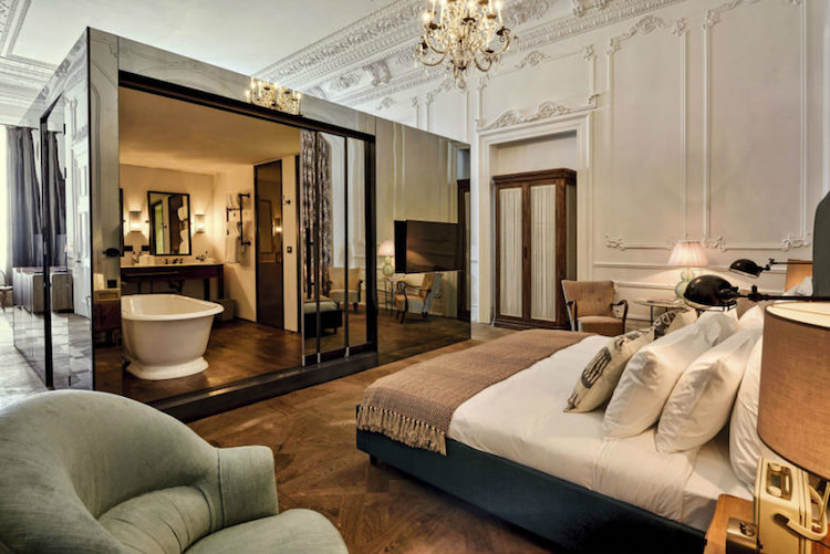 chambre-avec-salle-de-bain-luxe-porte-coulissante-parquet-bois-massif-soho-house-istanbul-turkey