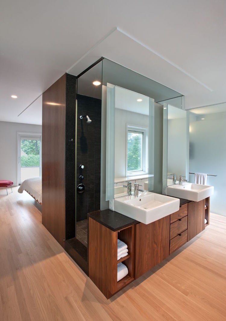 chambre-avec-salle-de-bain-meuble-sous-vasque-bois-cabine-douche-grand-miroir-rectangulaire-substance-architecture