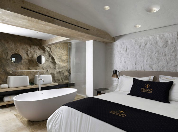 chambre-avec-salle-de-bain-ouverte-baignoire-ilot-deco-murale-pierre-douche-italienne-kensho-boutique-hotel