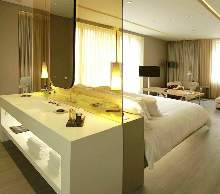 chambre-avec-salle-de-bain-ouverte-lit-suspendu-paroi-verre-meuble-lavabo-blanc-b-o-g-hotel-bogota-columbia