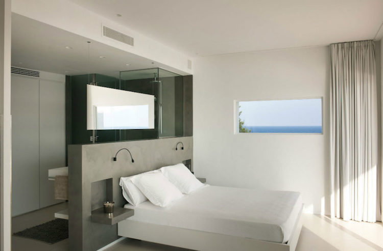 chambre-avec-salle-de-bain-ouverte-separation-beton-lit-suspendu-juma-architects
