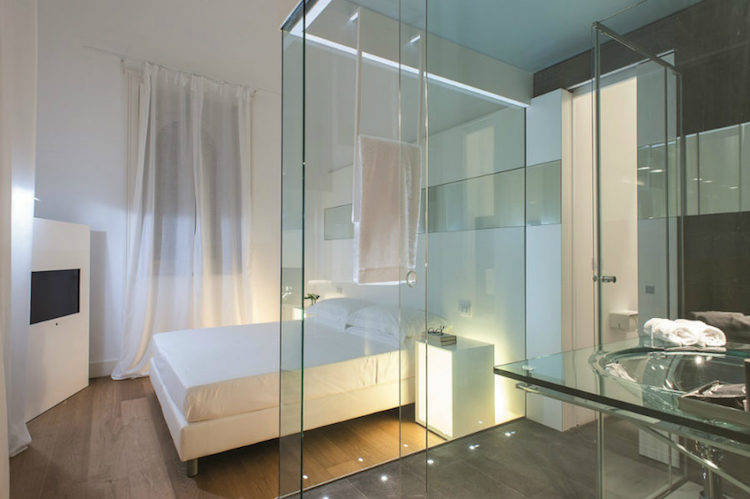 chambre-avec-salle-de-bain-parois-douche-vitrees-vasque-verre-zash-country-boutique-hotel