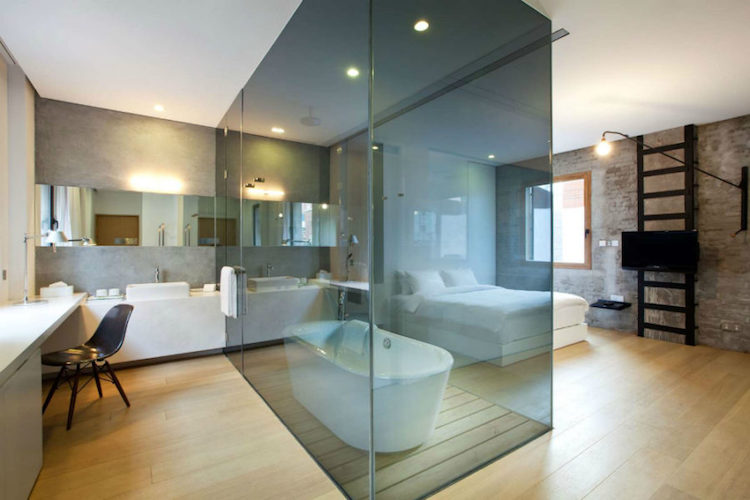 chambre-avec-salle-de-bain-peinture-beton-cire-baignoire-ilot-plancher-bois-waterhouse-south-bund-neri-hu