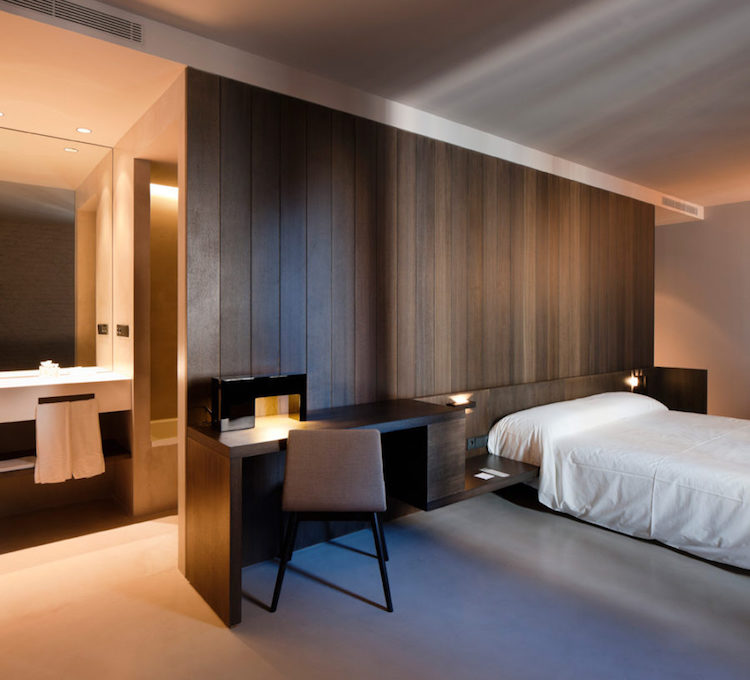 chambre-avec-salle-de-bain-revetement-mural-bois-tete-lit-coin-bureau-caro-hotel-espagne