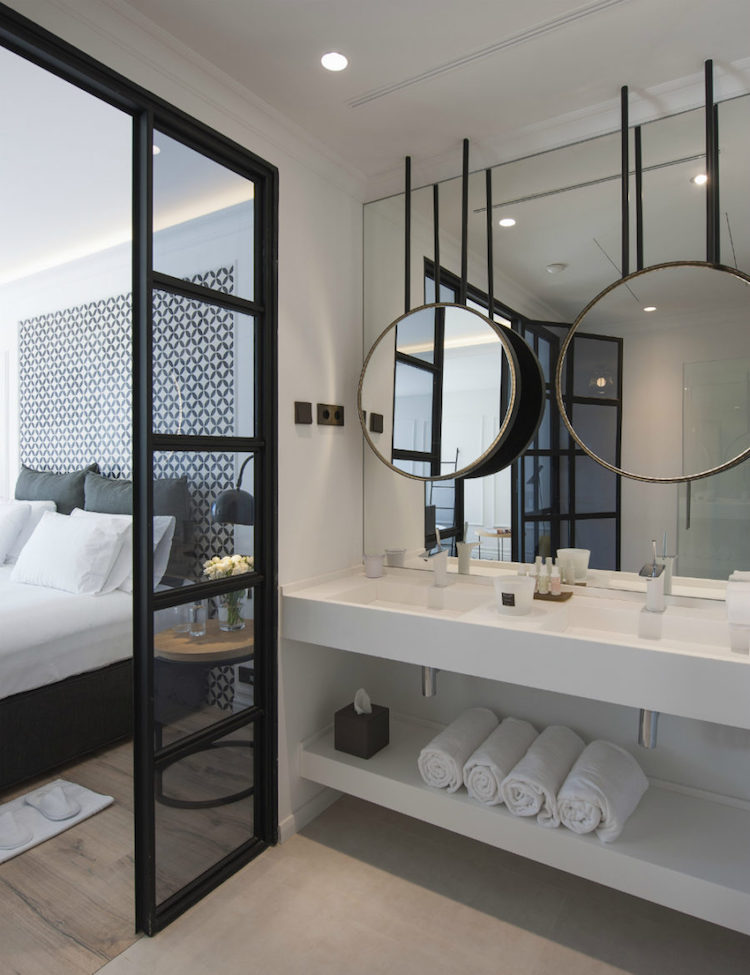 chambre-avec-salle-de-bain-verriere-industrielle-miroir-rond-the-serras-hotel-barcelona-eva-martinez