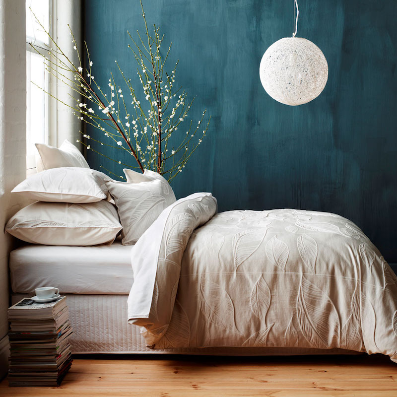 chambre bleu canard et blanc-plancher-bois-massif-suspension-boule