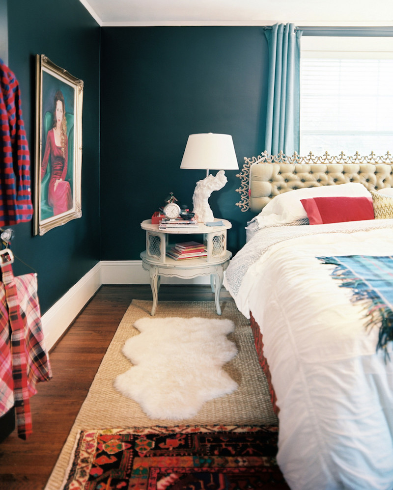 chambre-bleu-canard-fonce-meubles-decorations-bohemes-eclectiques