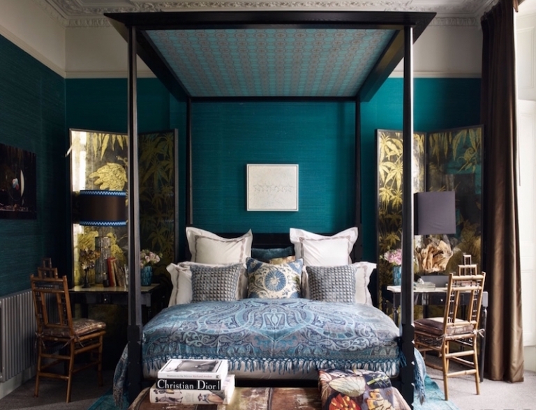 chambre-bleu-canard-lit-baldaquin-ameublement-decorations-exotiques