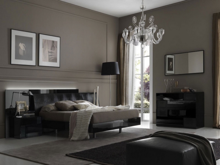 chambre-couleur-taupe-meubles-noirs-brillants-lustre-acrylique-transparent