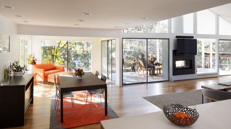 cheminee-double-face-installation-sous-ecran-tv-salle-manger-fauteuil-orange-baie-vitree