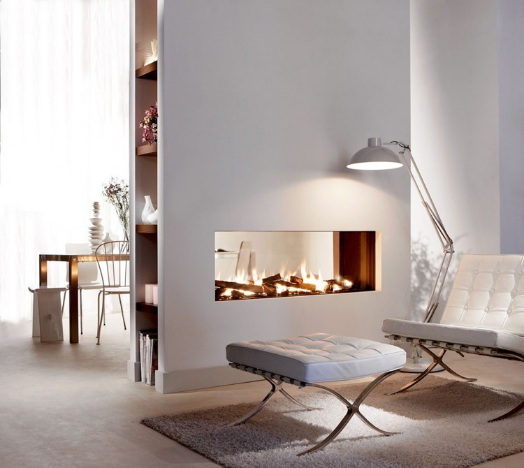 cheminee-double-face-moderne-minimaliste-rangements-integres-fauteuil-cuir-blanc-lampadaire-blanc