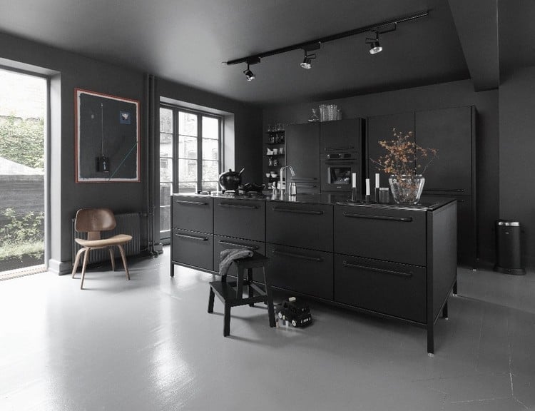 couleur-cuisine-tendance-2017-meubles-noir-mat-sol-beton-cire