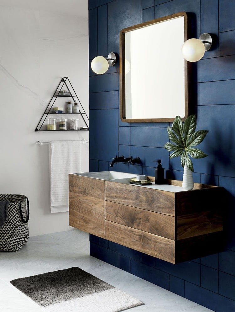 couleur-indigo-carrelage-salle-bain-bleu-indigo-profond-meuble-lavabo-suspendu-bois-massif