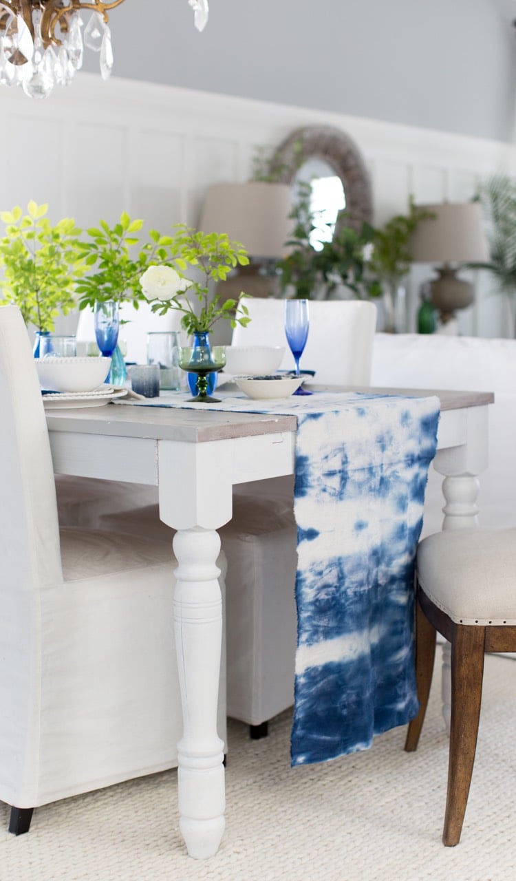 couleur-indigo-chemin-table-blanc-motif-effet-tache-bleu-indigo