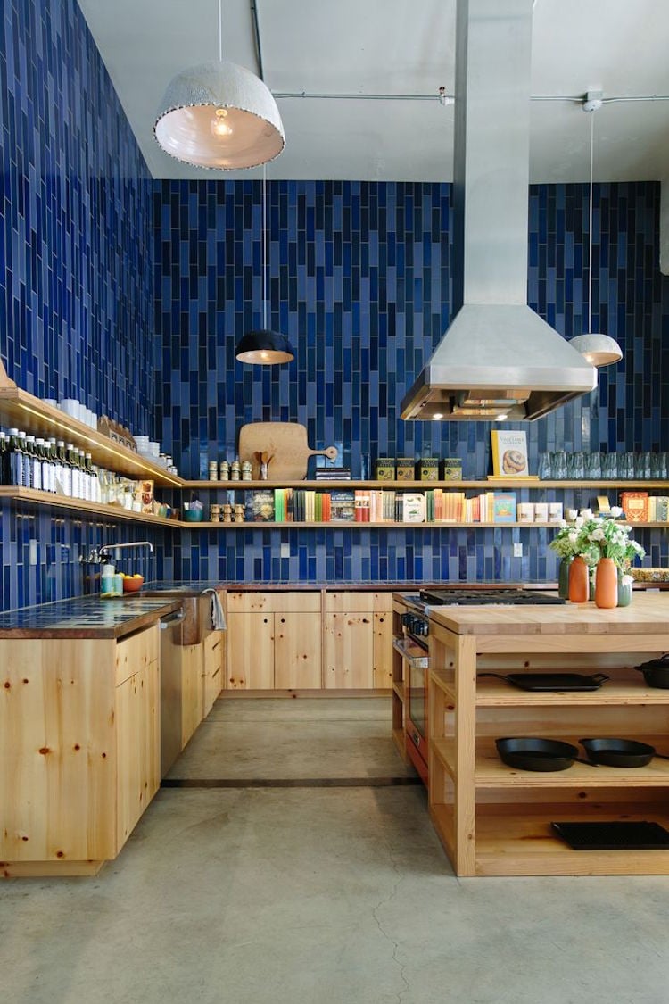 couleur-indigo-credence-cuisine-mosaique-bleu-nuance-armoires-bois-clair