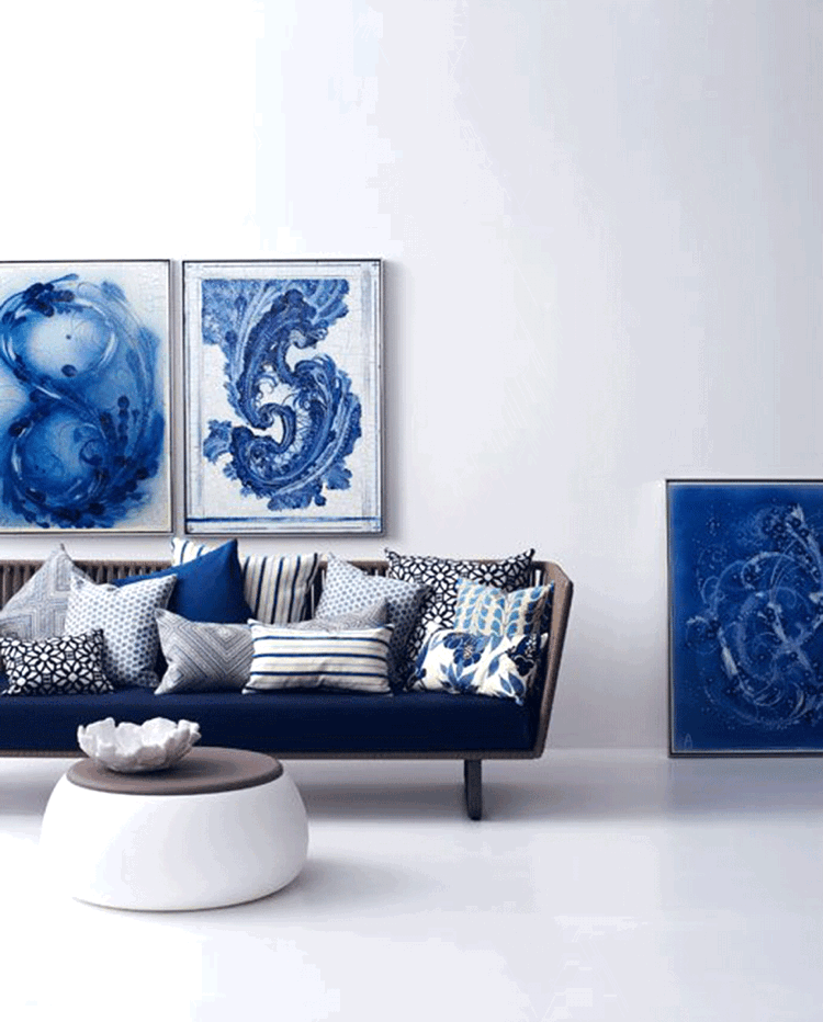 couleur-indigo-decoration-interieur-canape-indigo-tableaux-abstraits-bleu-indigo