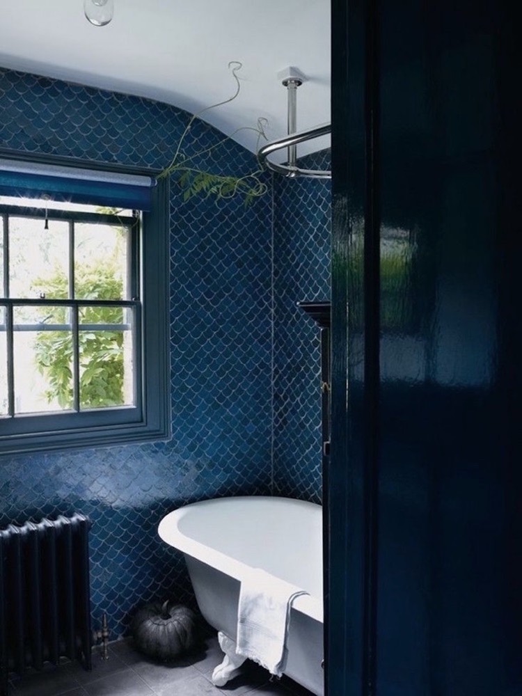couleur-indigo-mosaique-salle-bain-ecailles-bleu-indigo