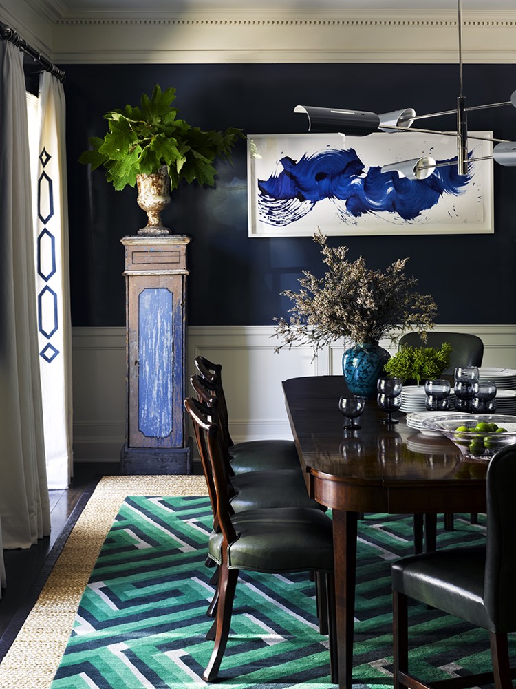 couleur-indigo-peinture-murale-bleu-fonce-ragement-antique-peinture-bleue-tapis-vert-emeraude