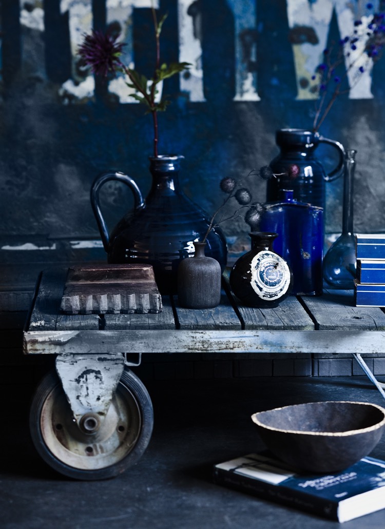 couleur-indigo-peinture-murale-tendance-accessoires-deco-vases-bleu-indigo
