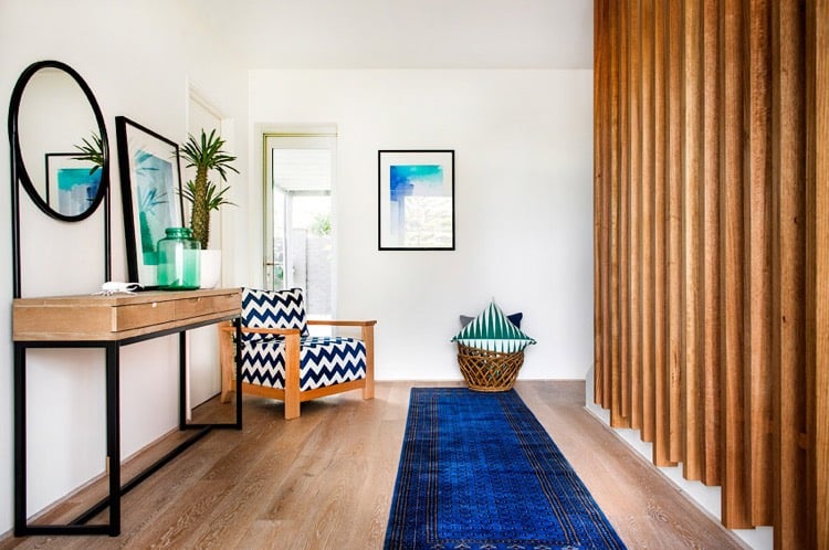 couleur-indigo-tapis-bleu-indigo-fauteuil-motif-chevron-indigo-panneau-mural-bois