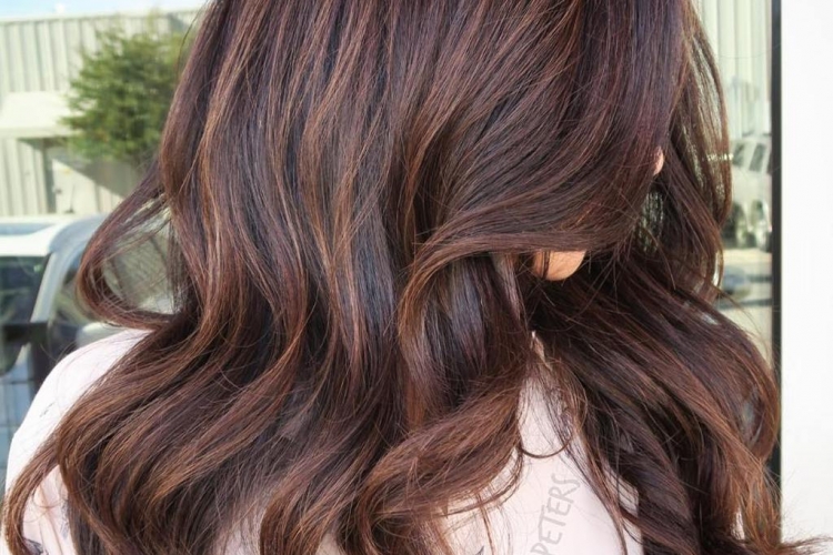 Couleur marron glacé cheveux : la coloration canon à adopter sans hésiter