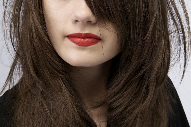 Couleur marron glacé cheveux : la coloration canon à adopter sans hésiter