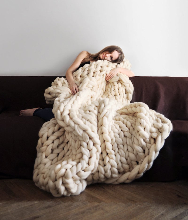 couverture-geante-tricotee-avec-les-bras-format-xxl-grosse-laine
