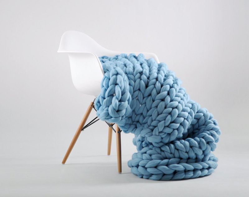 couverture-tricot-geante-laine-bleue-fauteuil-charles-eames-blanc