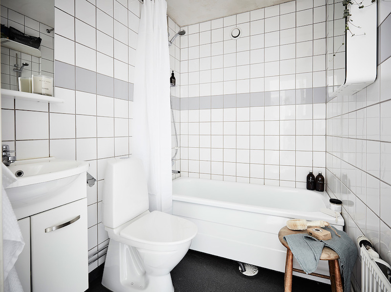 deco-scandinave-carrelage-blanc-frise-grise-salle-bain-baignoire-wc