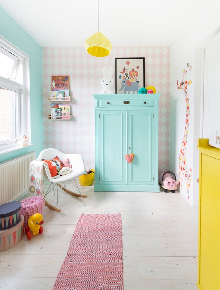 decoration-chambre-bebe-armoire-bleu-pastel-tapis-rose-papier-peint-losanges-peinture-bleue