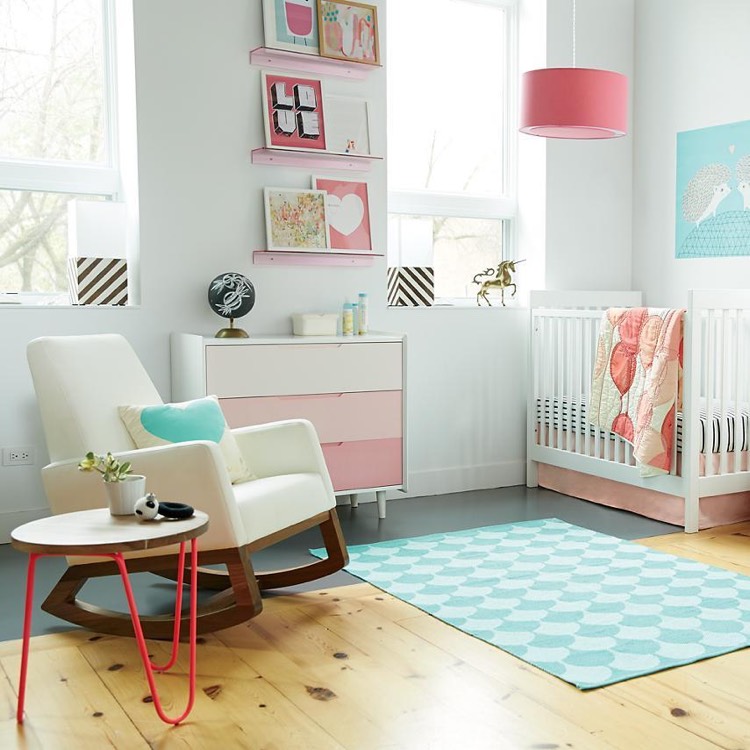 decoration-chambre-bebe-commode-rose-degrade-tapis-bleu-glacier-fauteuil-bascule