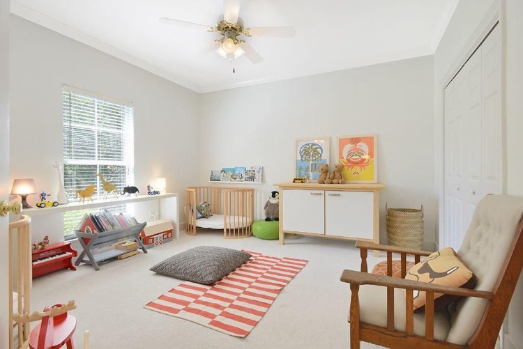 decoration-chambre-bebe-gris-orange-meubles-scandinaves-bois-blanc-coussin-sol
