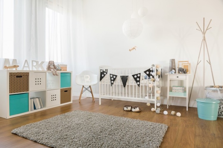 decoration-chambre-bebe-meuble-etagere-turquoise-tapis-gris-guirlande-fanions