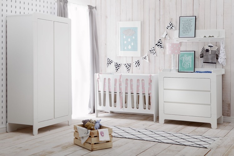 decoration-chambre-bebe-meubles-blancs-guirlande-fanions-tapis-losanges