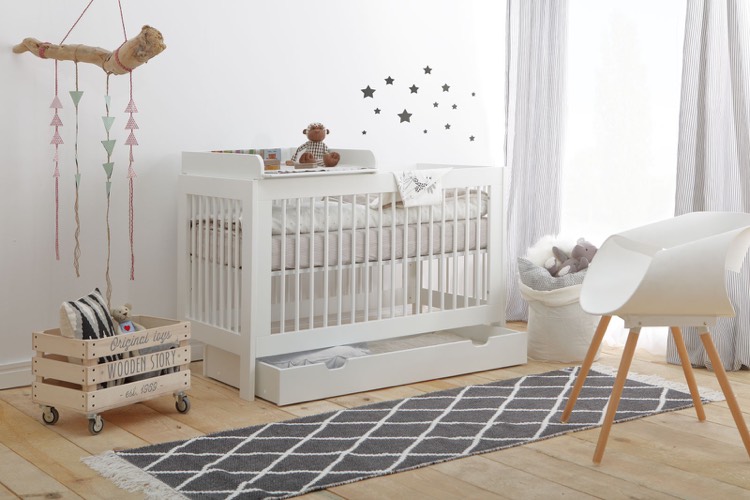 decoration-chambre-bebe-mobile-diy-tapis-scandianve-gris