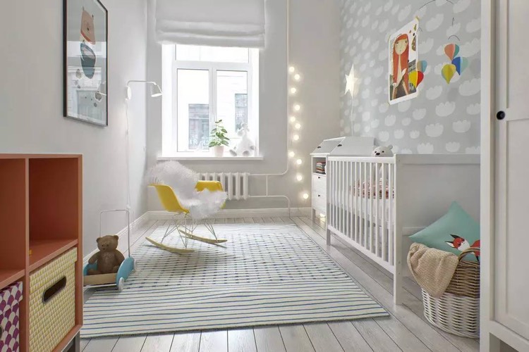 decoration-chambre-bebe-papier-peint-gris-nuages-tapis-rayures