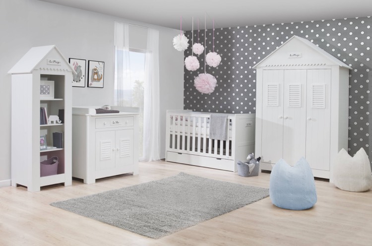 decoration-chambre-bebe-papier-peint-gris-pois-blancs-armoire-maisonnette-pouf