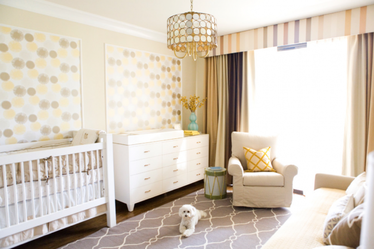 decoration-chambre-bebe-papier-peint-jaune-pastel-tapis-gris-commode-langer-rangements