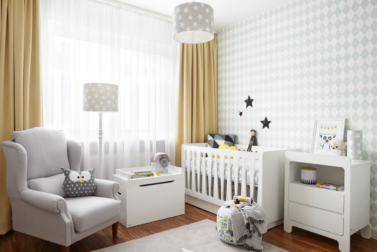 decoration chambre bebe-papier-peint-losanges-fauteuil-gris-coussin-hibou
