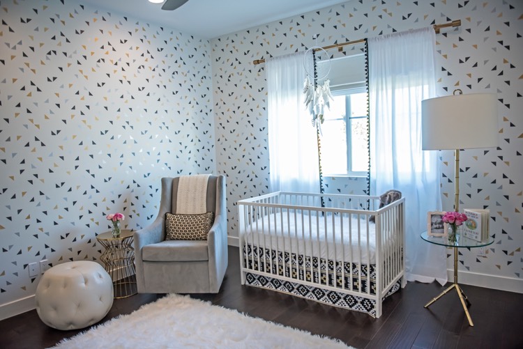 decoration-chambre-bebe-papier-peint-motif-triangle-fauteuil-gris-tapis-poil-long-attrape-reves