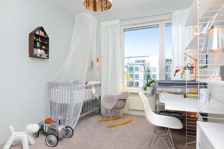 decoration-chambre-bebe-papier-peint-pastel-ciel-lit-moquette-grise